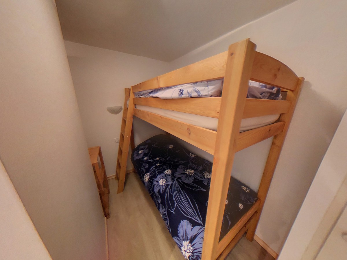 Coin cabine