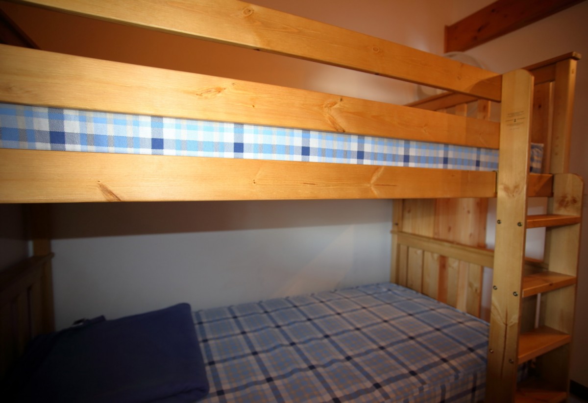 Coin cabine