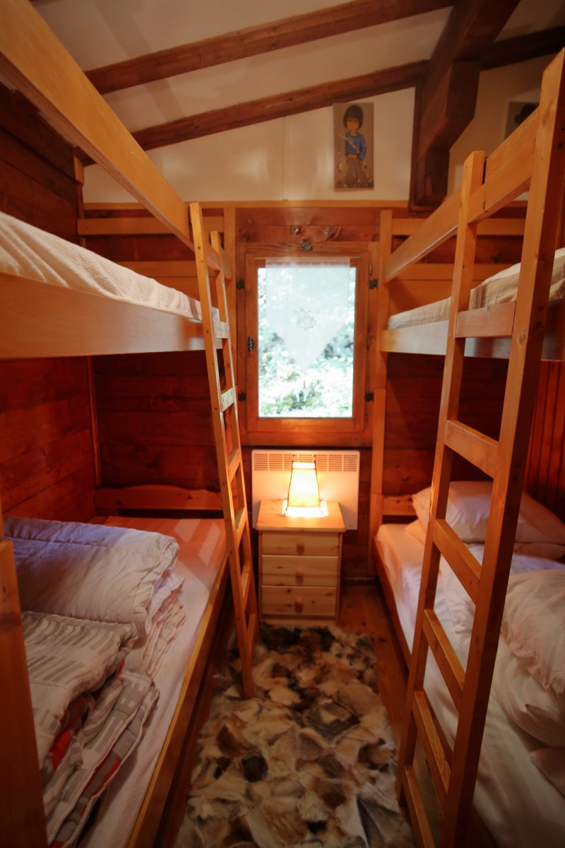 Coin cabine