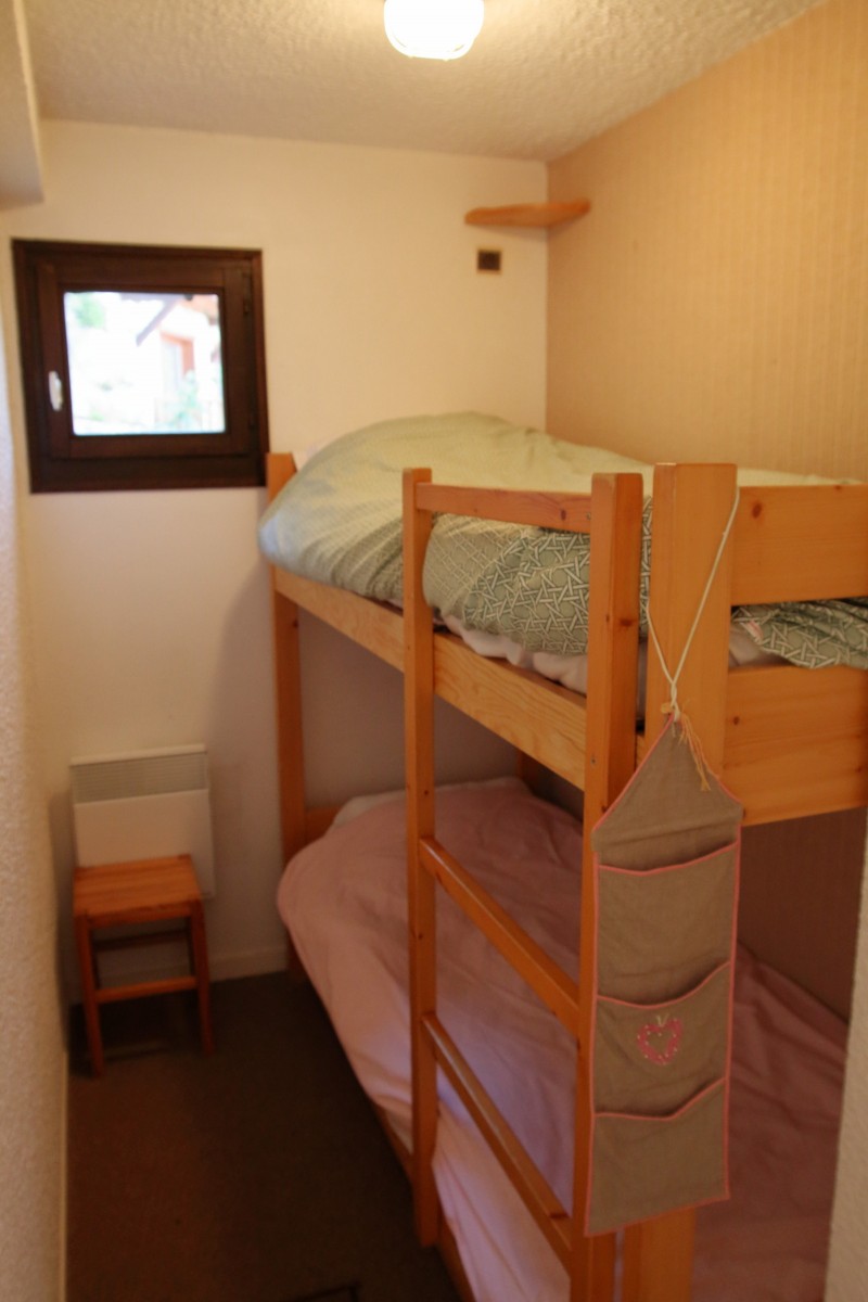 Coin cabine