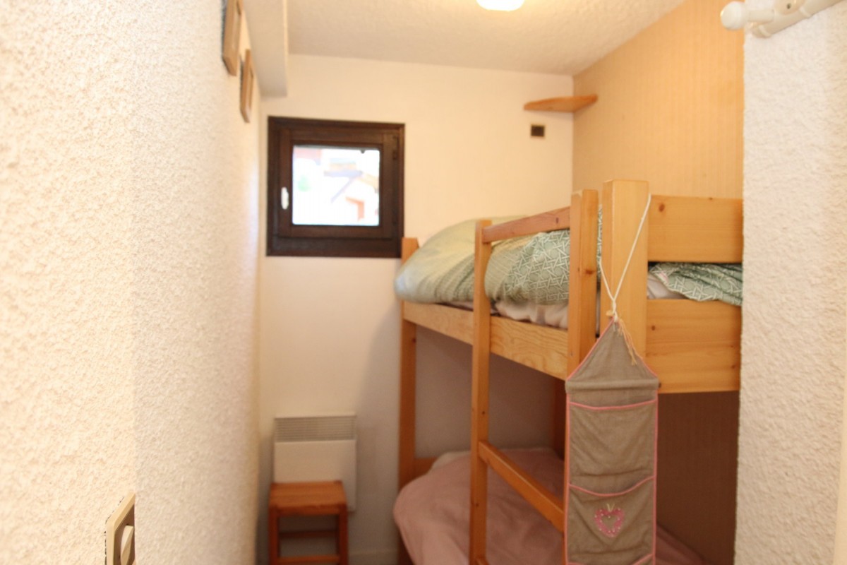Coin cabine