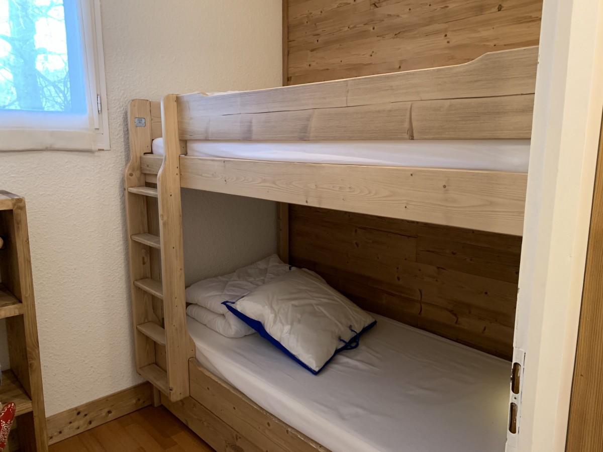 Coin cabine