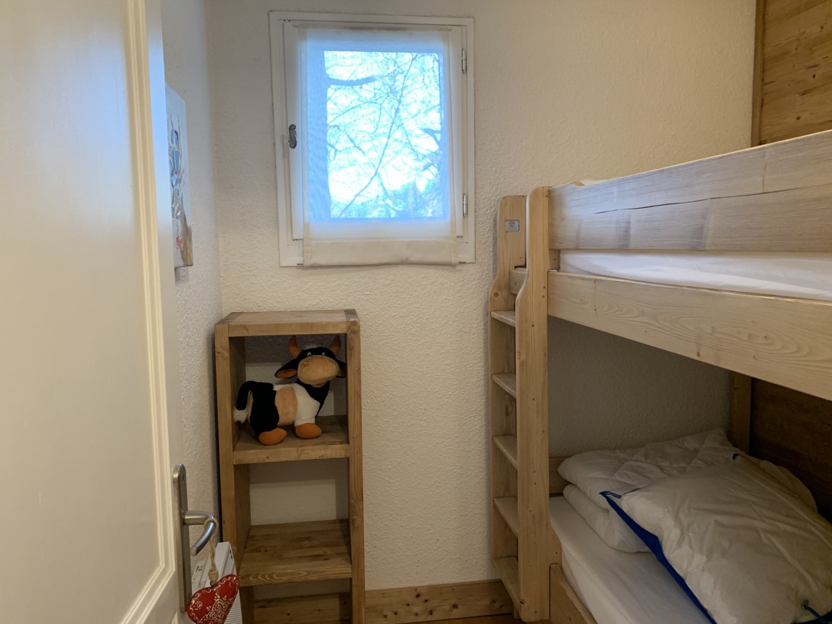 Coin cabine