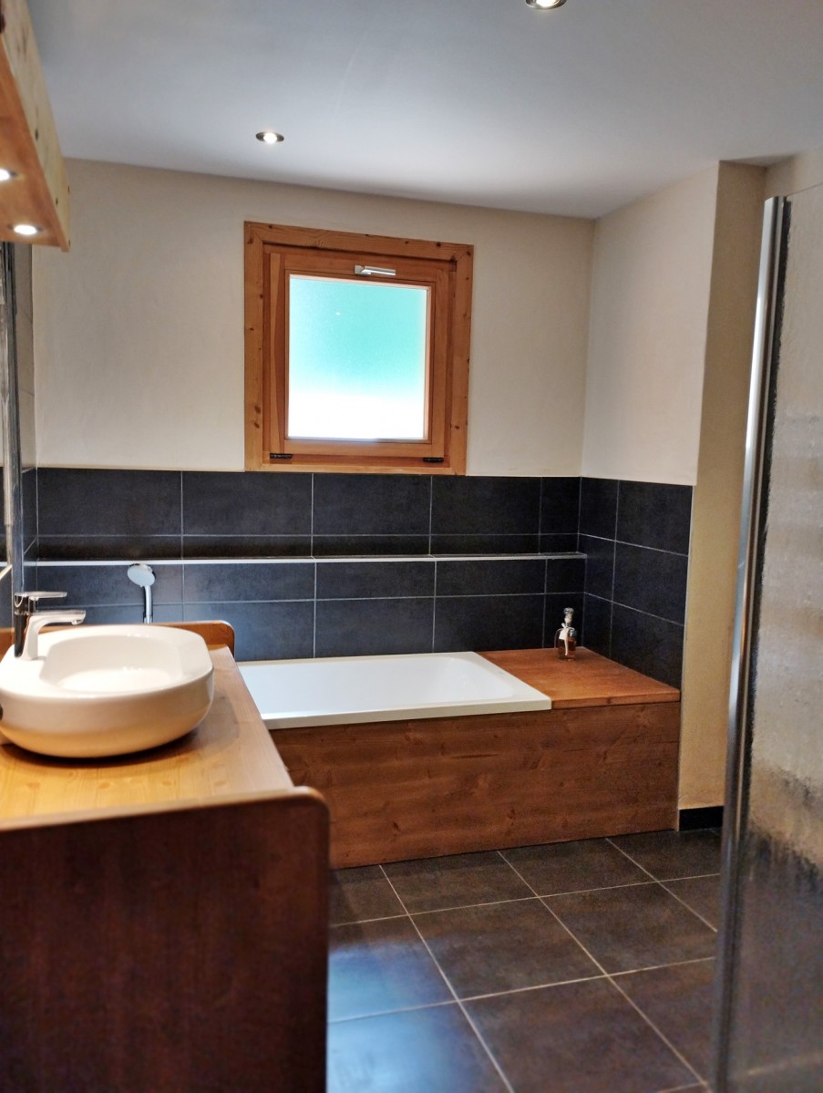 NAN620 SDB avec douche & baignoire.jpg