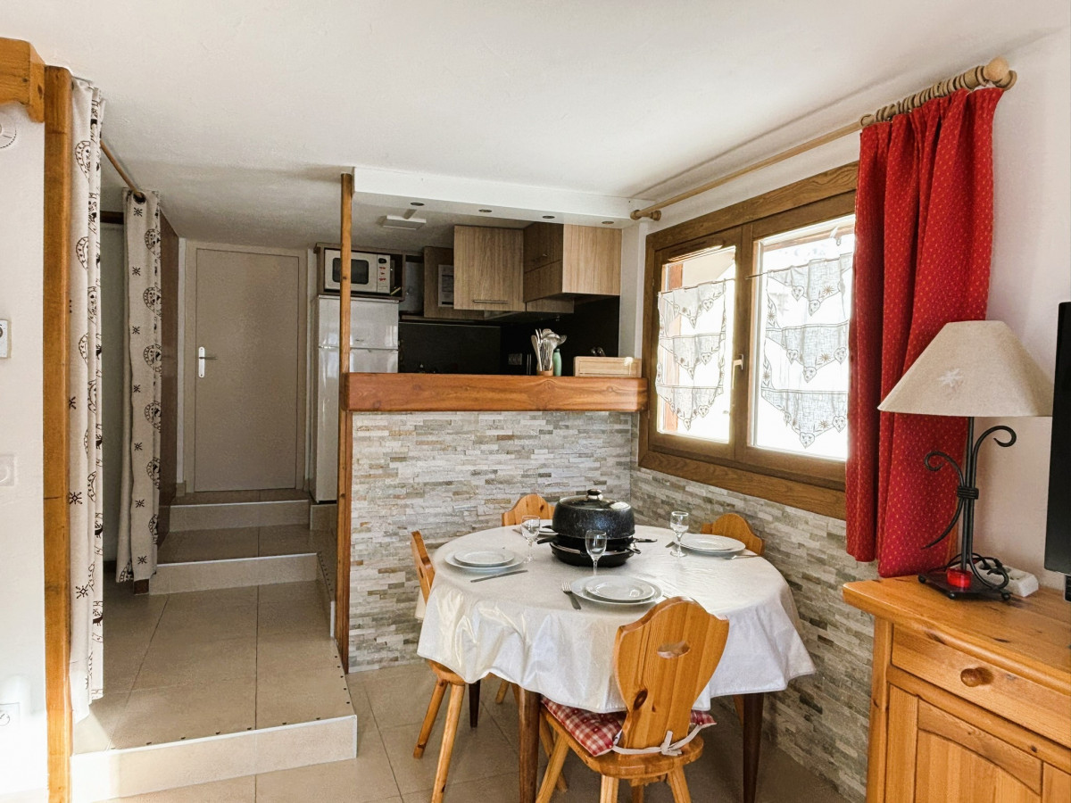 4-chalet-adret-les-marmottes-coin-repas-6965743