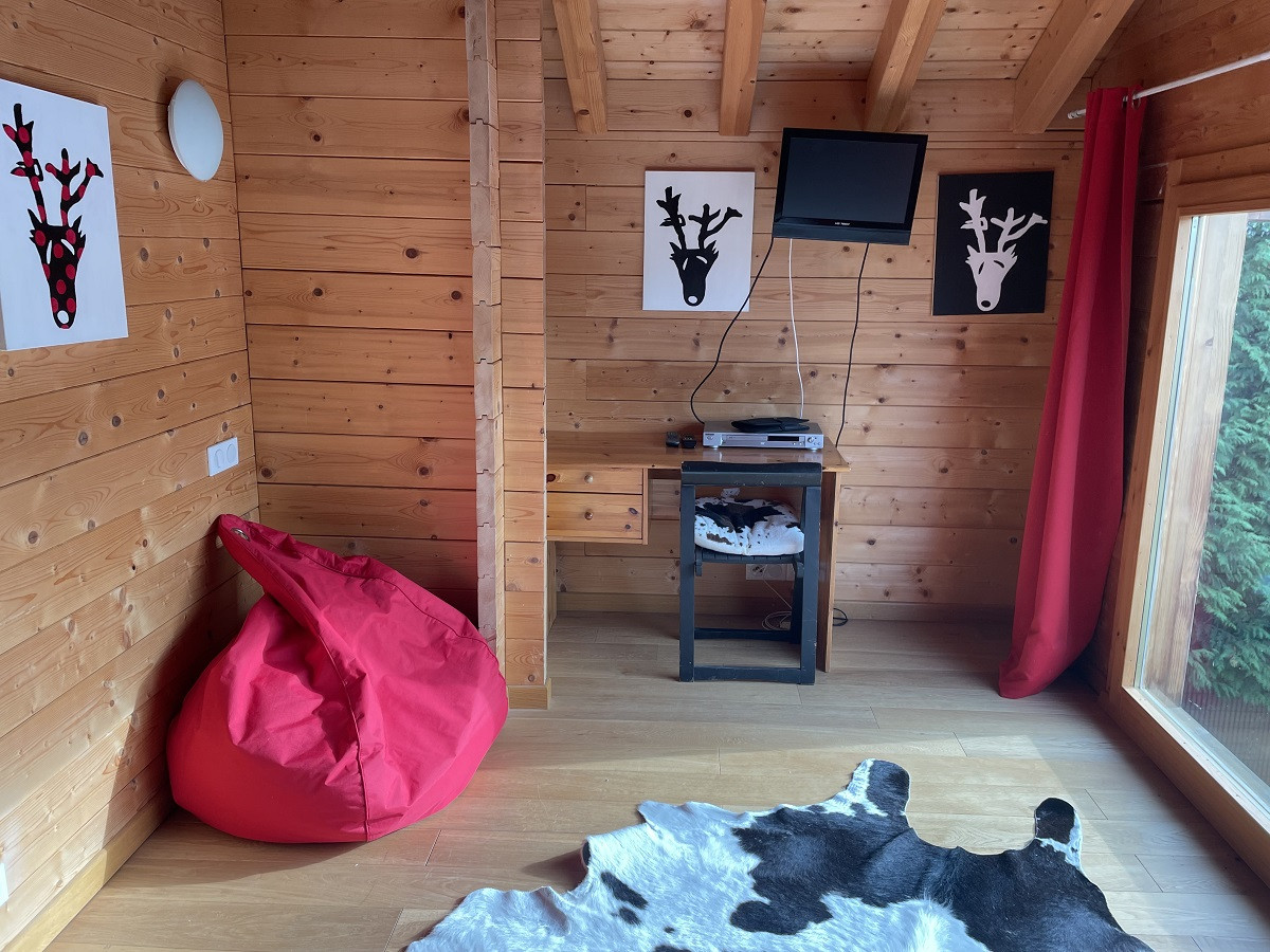 4-no-table-family-room-6813439