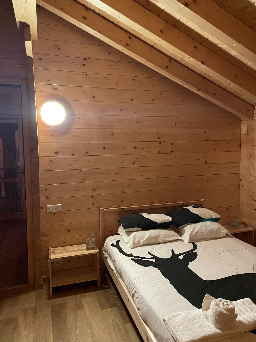 5-no-light-cables-master-bedroom-6813440