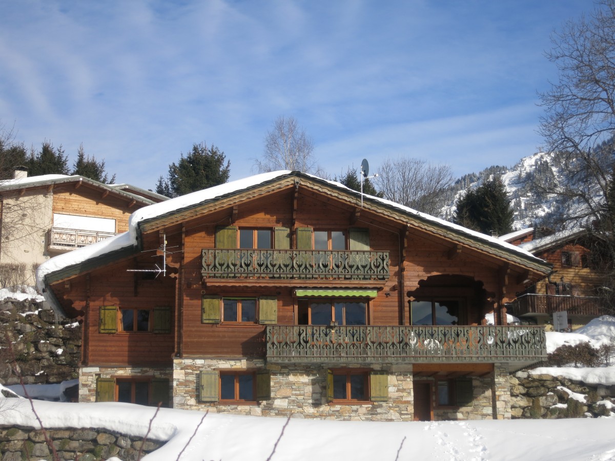 L'appartement se situe en rez-de-chalet