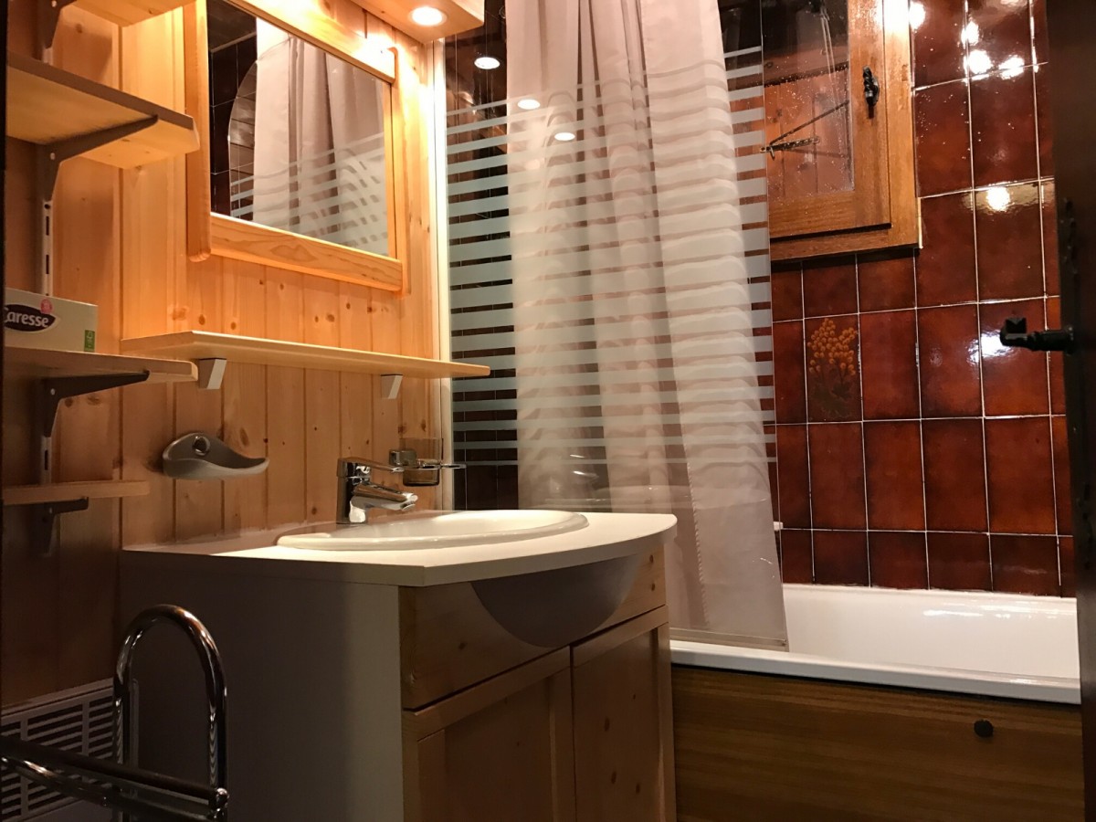 Salle de bain avec baignoire