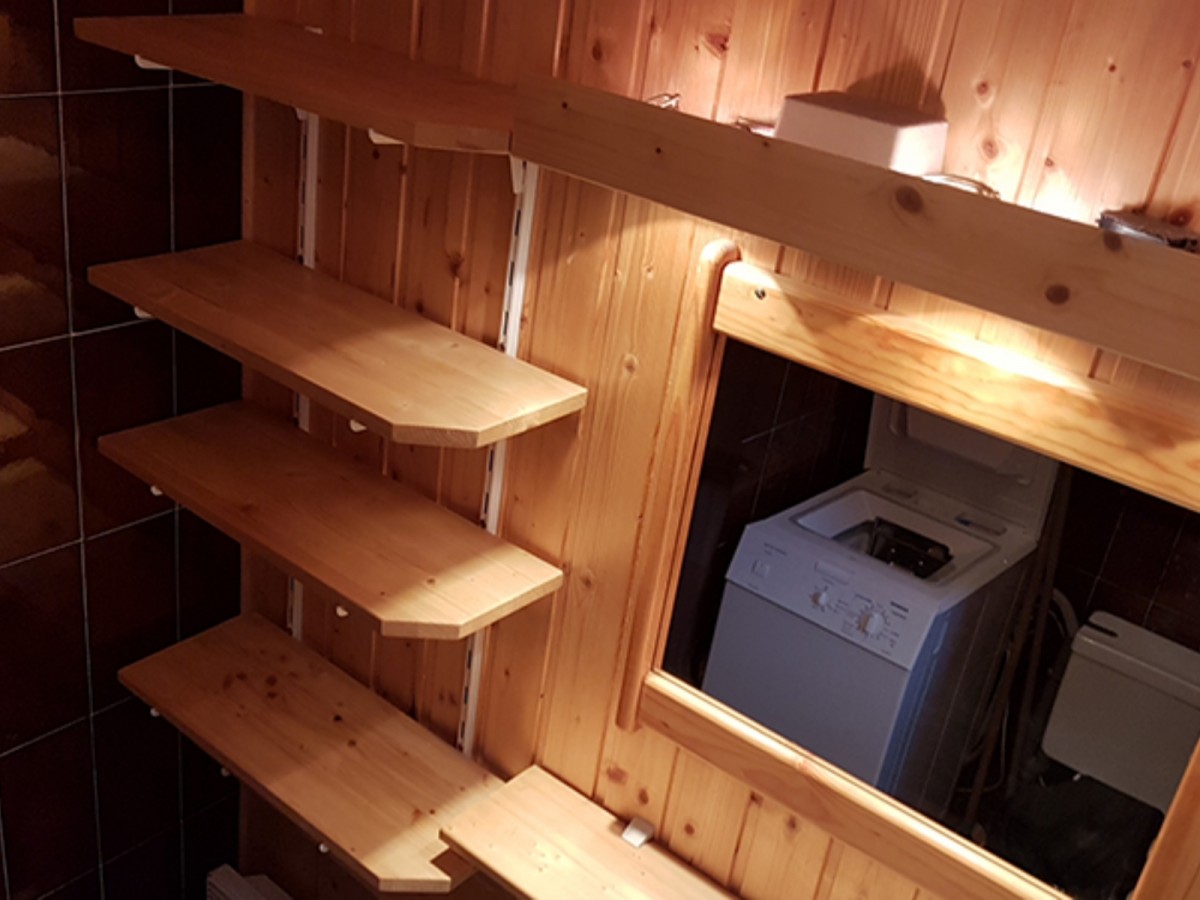 Salle de bain avec lave-linge