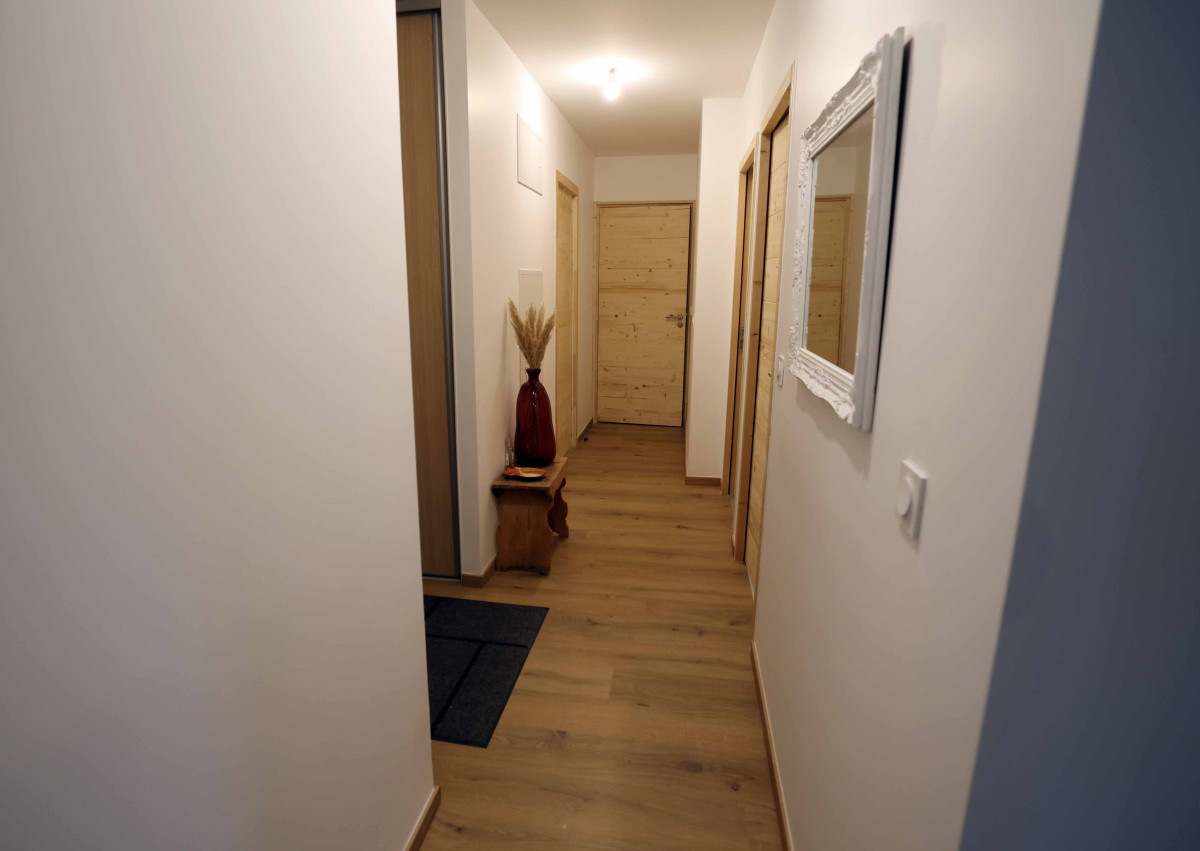 Couloir vers chambres chambre cellier salle de bain