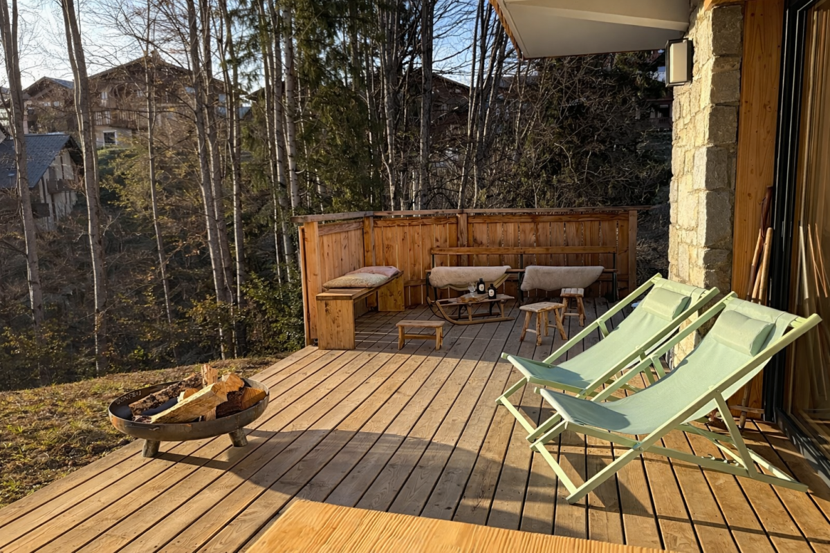 deck-en-bois-au-coucher-du-soleil-1-8935838