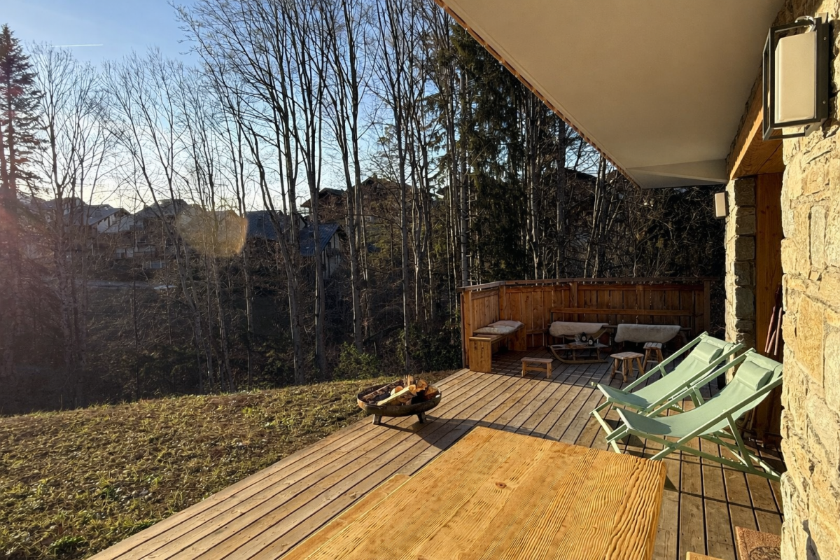 deck-en-bois-au-coucher-du-soleil-8935839