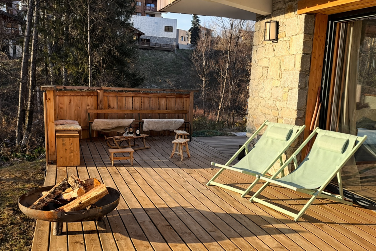 terrasse-en-bois-au-soleil-couchant-8935840