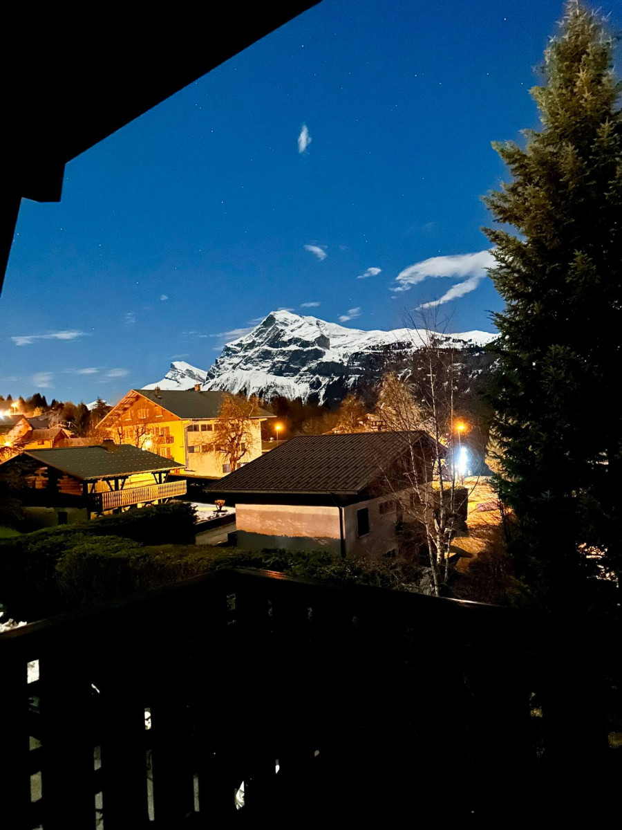 vue-depuis-balcon-nuit-7079614