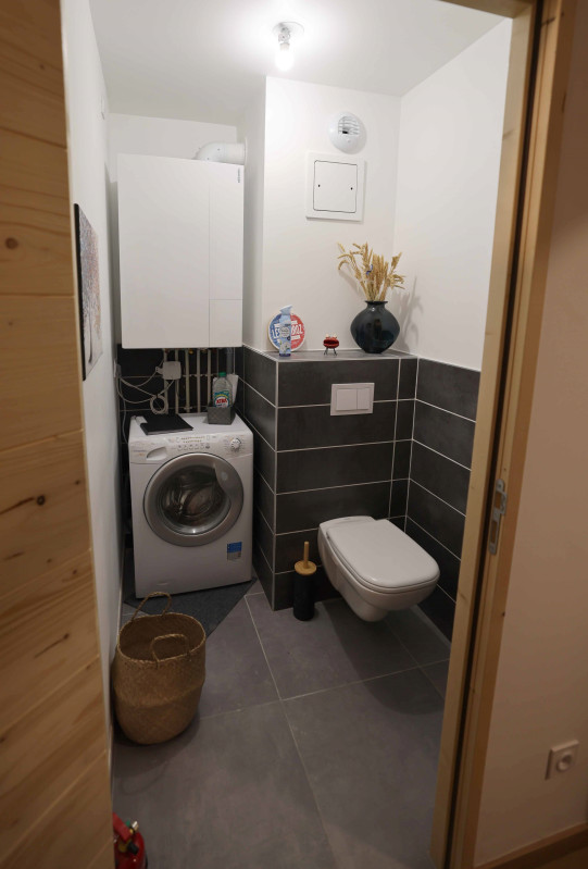 Toilettes avec machine a laver